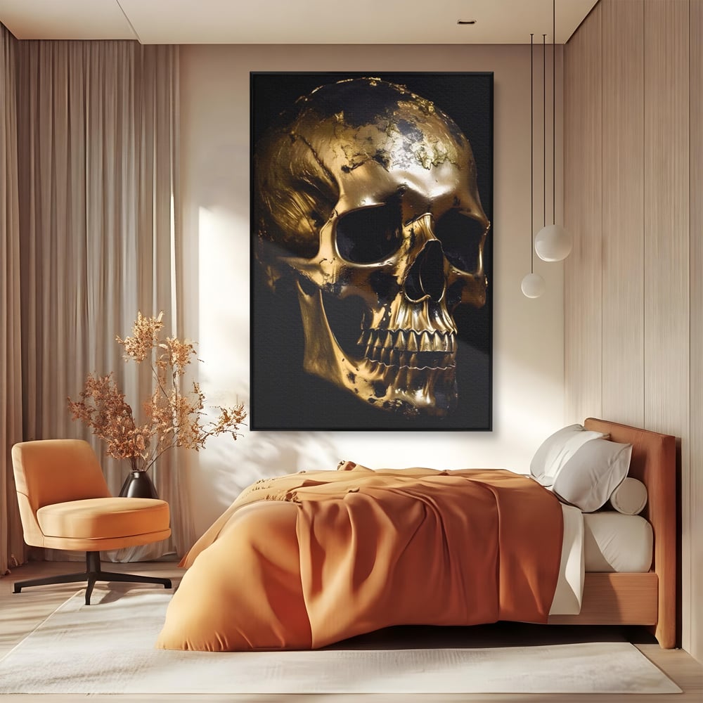 Tablou canvas cu tablou canvas cu craniu auriu, in rama de aluminiu negru, pe perete intr-un dormitor